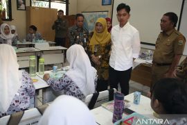 Wapres tinjau uji coba makan bergizi gratis di Tangerang