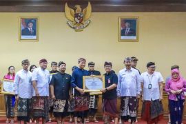 Pemkab Badung serahkan sertifikat uji kompetensi pekerja pariwisata