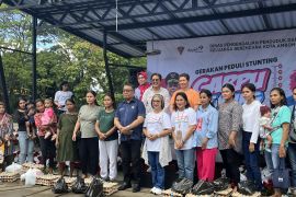 DPPKB Ambon bagi paket kebutuhan pokok lewat gerakan peduli stunting
