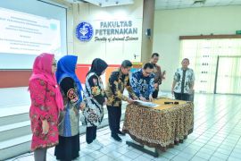 Pemkab Pasuruan studi ke IPB kembangkan mutu produk industri kain sutra