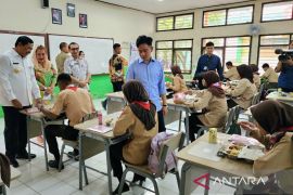 Wapres Gibran Rakabuming Raka cek uji coba makan bergizi di SMKN 7 Semarang