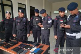 Provos Brimob Polda Kaltim cek gawai personel cegah terlibat judol