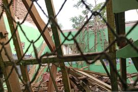 Atap kelas sebuah SD di Jember ambruk saat kegiatan belajar mengajar