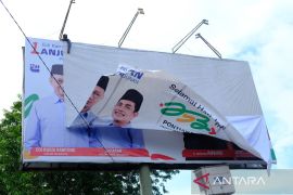 Penertiban Alat Peraga Kampanye di Pontianak