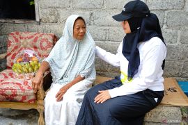 Bupati Banyuwangi kunjungi lansia sakit momentum peringatan HKN 2024