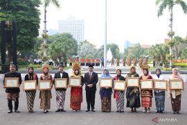 Pemkot Surabaya serahkan penghargaan kepada guru inovatif