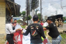 Bawaslu Belitung tertibkan APK terpasang di masa tenang