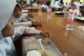 Pemkab Karawang simulasikan program makan siang bergizi gratis untuk anak SD
