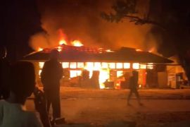 Gedung tempat pelelangan ikan di Kendari terbakar