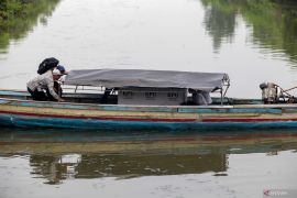 Distribusi logistik Pemilu menggunakan perahu di Sidoarjo