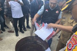 KPU Ambon musnahkan 24 lembar surat suara rusak Pilkada