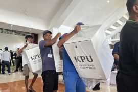 Pos Ambon distribusi logistik  Pilkada 2024 ke tiga wilayah di Maluku