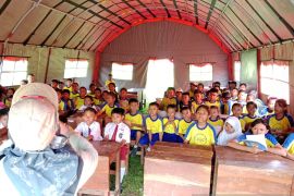 Puluhan siswa SDN Plalangan 3 Jember belajar di tenda darurat