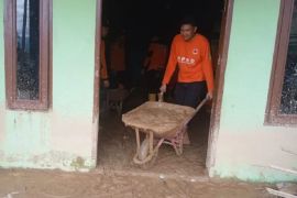 Dinkes Sumut salurkan perlengkapan darurat pascabanjir  bandang Tapsel