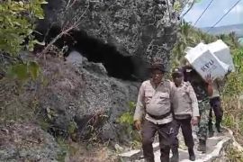 Personel Polres MBD  jalan kaki 3 jam kawal distribusi logistik Pilkada