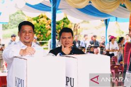 Vandiko Gultom nyoblos di TPS 1 Desa Sitamiang, Onanrunggu-Samosir