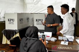 Diguyur hujan, pemilih antusias di TPS 15 tempat Bobby nyoblos