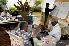 Pilkada Serentak 2024, Bobby-Surya unggul di TPS Bobby nyoblos