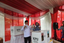 Cagub Al Haris gunakan hak suara di TPS 14 Rawasari