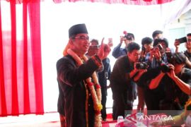 Wali Kota Balikpapan Rahmad Mas'ud ke TPS gunakan busana Mahligai