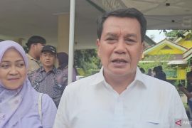 Usai nyoblos, Cabup Tangerang Maesyal ziarah ke makam ulama Banten