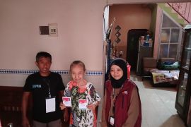KPPS di Jember jemput bola ke rumah warga saat pemungutan suara