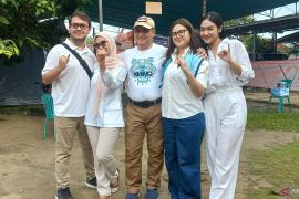 Erzaldi Rosman dan keluarga gunakan hak suara di TPS 001 Beluluk