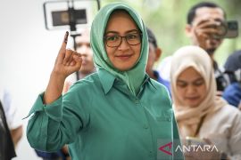 Cagub Banten Airin Rachmi Diany gunakan hak suara
