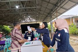 Hidayat Arsani-Hellyana menang telak di TPS 06 Air Salemba