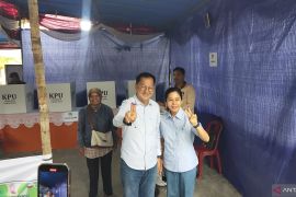 Isyak Meirobie gunakan hak pilih di TPS 03 Kelurahan Kota