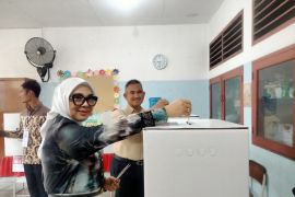 Calon Wali Kota Tarakan Gunakan Hak Pilih di TPS 04 Sebengkok