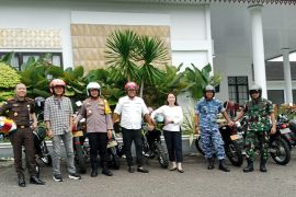 Pj Bupati Belitung dan forkopimda gunakan sepeda motor tinjau pemungutan suara