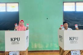 Cawabup Debby salurkan hak pilih di TPS 01 Desa Sengir