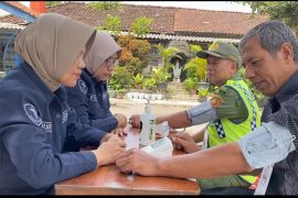 Polres Bantul menggelar pelayanan kesehatan bagi petugas di TPS pilkada