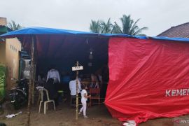 Meski diguyur hujan, proses pemungutan dan penghitungan surat suara pilkada di Bangka Selatan tetap berjalan