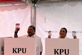 Calon gubernur Maluku Jefry salurkan hak suara pakai KTP di Ambon