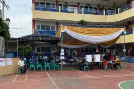 Bupati Pesawaran gunakan hak pilih di TPS 11 Kota Baru