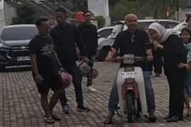 Maulan Aklil tiba di TPS 5 Selindung gunakan motor Suzuki Jet Colled RC 80