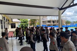 Polres Sekadau turunkan personel bantu pemungutan suara 3 kecamatan banjir