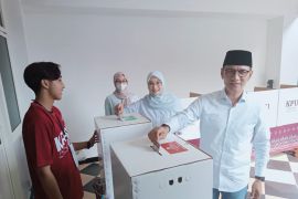 Wali Kota Mohan salurkan hak pilih di TPS 5 Karang Sukun Mataram