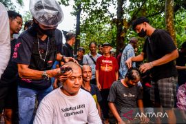 Aksi cukur rambut relawan Dedi Mulyadi