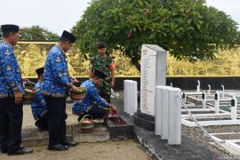 Ziarah TMP peringati HUT Korpri