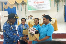 Kota Sorong latih Mama Papua membuat noken-souvenir