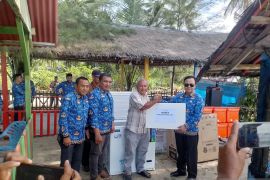 Pj Bupati Abdya salurkan bantuan hibah guna tingkatkan pendapatan nelayan