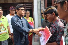 Pemkot Denpasar serahkan bantuan bedah rumah berbahan produk lokal