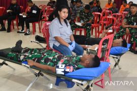 Lantamal IX Ambon gelar aksi donor darah peringati HUT Armada RI 2024