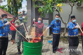 Kejaksaan Bangli musnahkan barang bukti tindak pidana