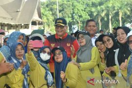 Peringati HGN dan HUT ke-79 PGRI, Pj Wako Lepas Jalan Santai Guru se-Kota Padang