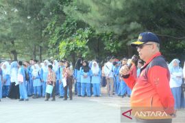 Murid MTsN 1 Padang Gelar Aksi Bersih-bersih Pantai, Pj Wako: Patut Ditiru Sekolah Lainnya