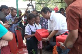 Panitia Natal Nasional beri bantuan sosial untuk pengungsi Lewotobi